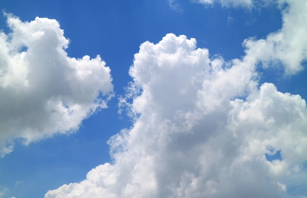 Nuvens fofinhas brancas no céu azul vibrante, uma tarde ensolarada em Bangkok, Tailândia