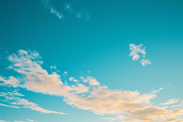 Foto nuvens fundo céu azul vintage efeito estilo imagem fundo céu azul com pequenas nuvens