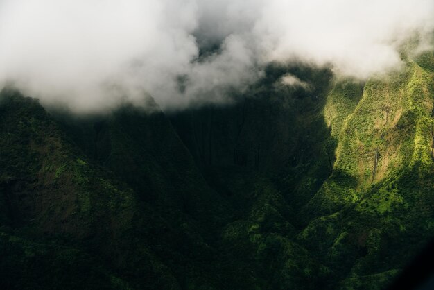 Foto nuvens girando em torno das montanhas de kauai, vistas de helicóptero