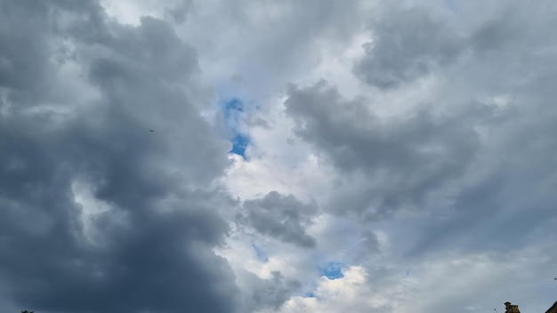 Nuvens grossas. Céu antes da chuva