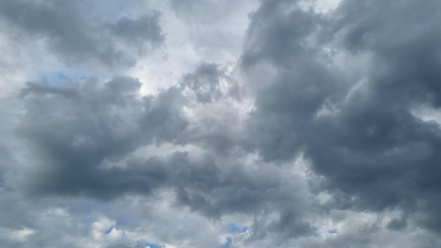 Nuvens grossas. Céu antes da chuva