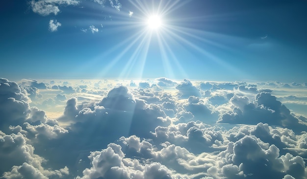 Nuvens iluminadas pelo sol brilhante contra um céu azul o conceito de beleza natural e pureza
