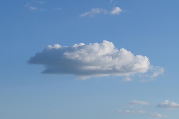 Nuvens iluminadas pelo sol no céu como pano de fundo