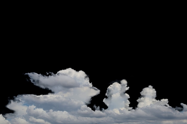 Nuvens isoladas no fundo preto com traçado de recorte