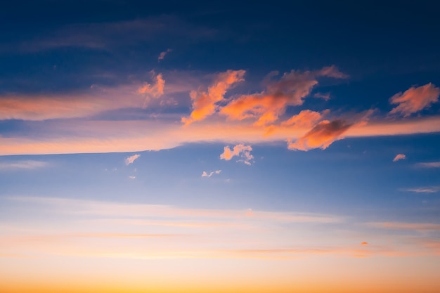 Nuvens laranja em um céu azul ao pôr do sol ou nascer do sol