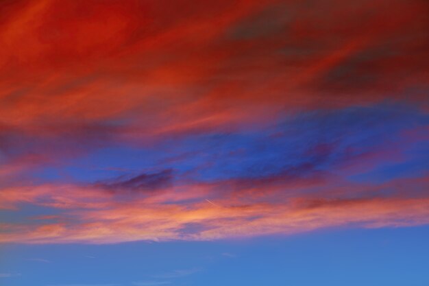 Nuvens laranja vermelhas no céu do sol dramático