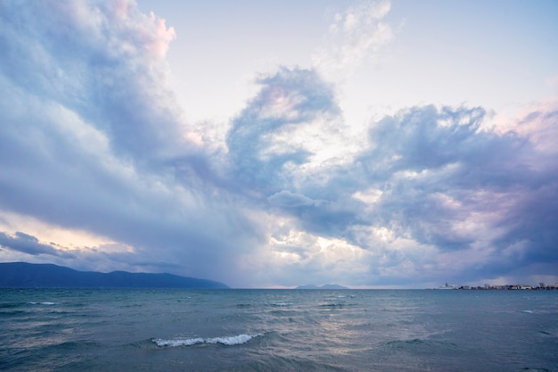 Nuvens lindas com o pôr do sol sobre o mar