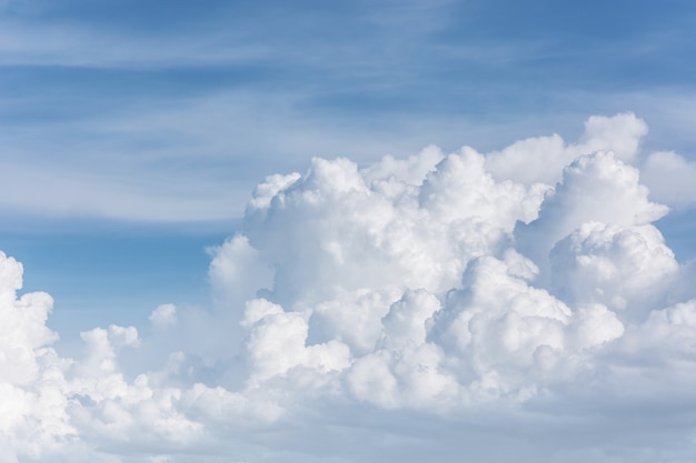 nuvens macias brancas no céu azul, para o fundo