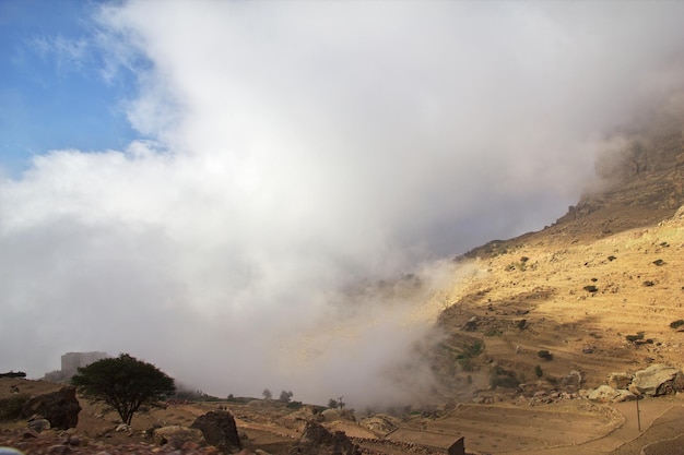 Nuvens na aldeia de Tawila nas montanhas Iémen