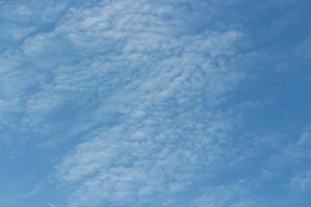 Nuvens na natureza do céu azul com papel de parede de fundo espacial