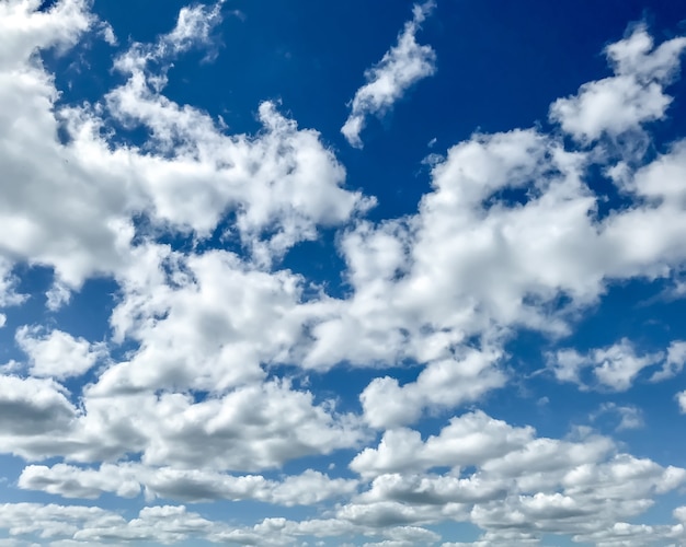 Foto nuvens na natureza do fundo do céu azul