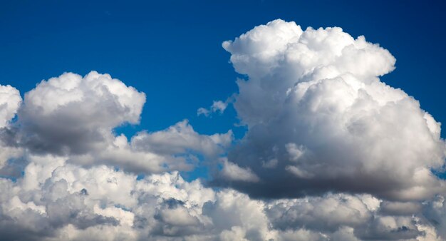 Nuvens naturais no céu Visão do clima sazonal