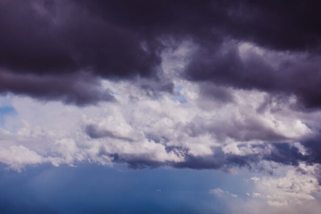 Nuvens negras antes de uma tempestade. Céu antes da chuva