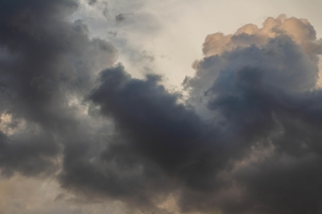 Nuvens negras de tempestade antes da chuva