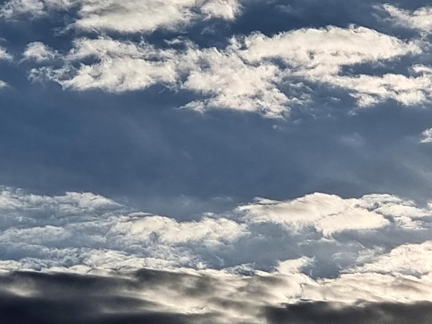 Nuvens nimbus no fundo do céu azul