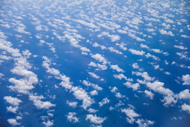 Nuvens no céu acima do oceano