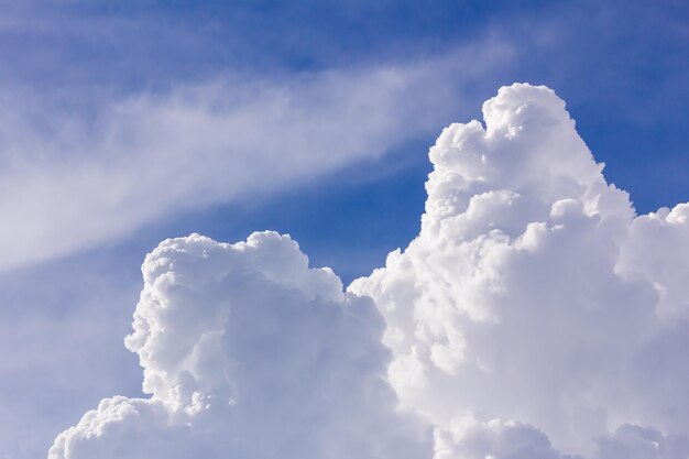 Nuvens no céu azul antes da chuva