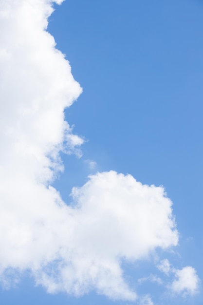 Nuvens no céu azul Céu azul de verão nuvem gradiente luz fundo branco Beleza claro nublado em