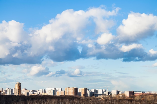 Nuvens no céu azul de primavera sobre a cidade