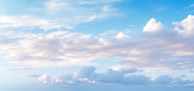 Nuvens no céu azul e reflexo no mar ou oceano Nuvens cumulus brancas no céu sobre o lago salgado Nuvens de reflexo no espelho na água Dia de verão ensolarado Paisagem marítima panorâmica pink pôr do sol nascer