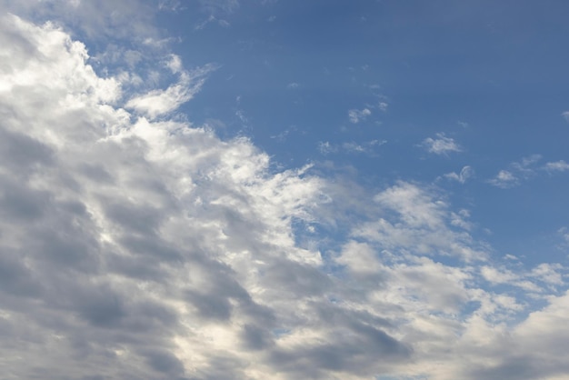 Foto nuvens no céu azul foto de estoque