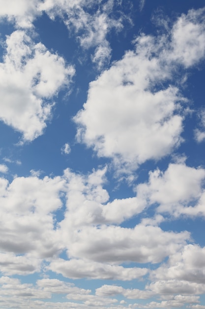 Foto nuvens no céu azul. nuvens brancas e fofas no céu azul. natureza do plano de fundo. cúmulos de textura flutuando no céu azul. conceito de fundos. ambiente, atmosfera. lugar para inscrição ou logotipo