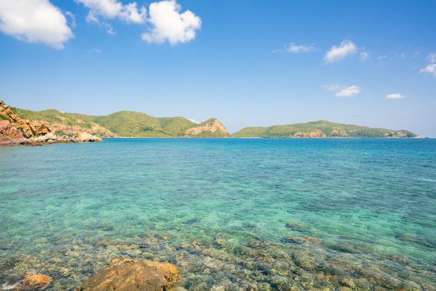 nuvens no céu azul sobre o mar calmo com a reflexão da luz solar