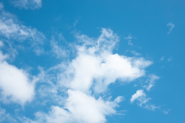 Nuvens no céu azul Verão céu azul nuvem gradiente luz fundo branco Beleza claro nublado na luz do sol calma brilhante fundo do ar do inverno Paisagem ciano vívida sombria no dia do meio ambiente