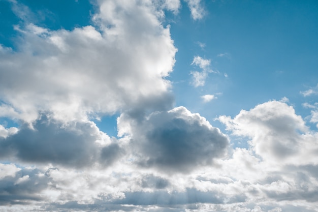 Nuvens no céu azul