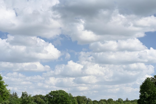 Nuvens no céu azul.