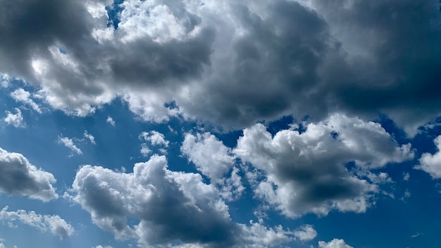 Nuvens no céu azul