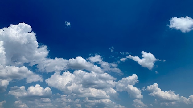 Nuvens no céu azul