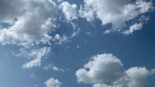 Nuvens no céu azul