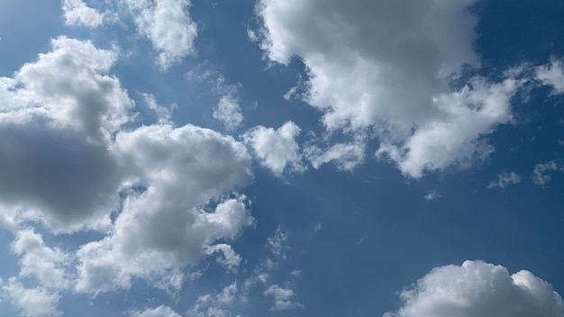 Nuvens no céu azul