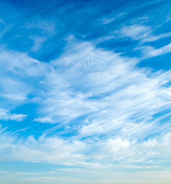 Nuvens no céu azul