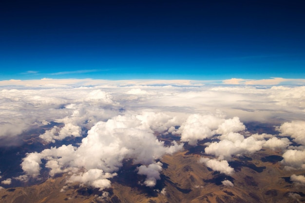 Nuvens no céu azul