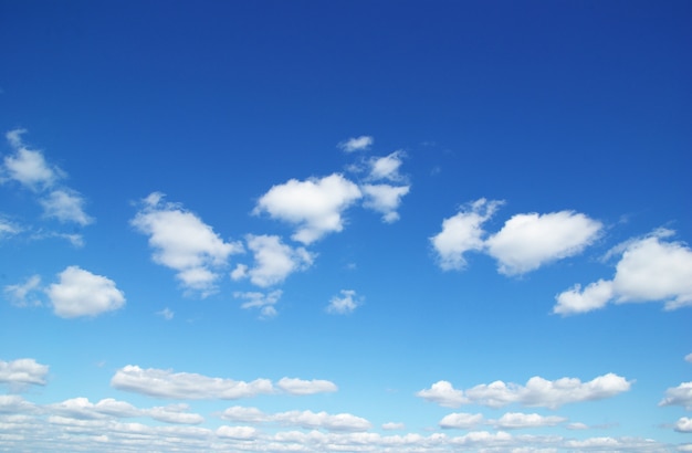 Nuvens no céu azul