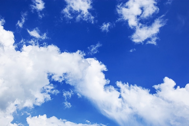 Nuvens no céu azul.