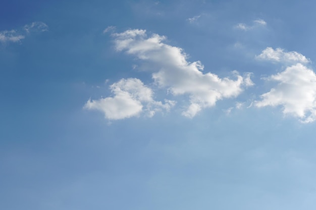 Nuvens no céu azul