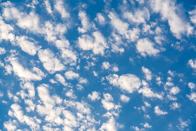 Nuvens no céu azul