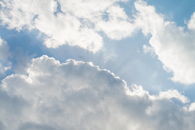 nuvens no céu azul