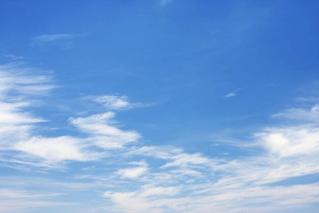 nuvens no céu azul