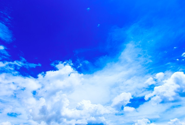 Nuvens no céu azul