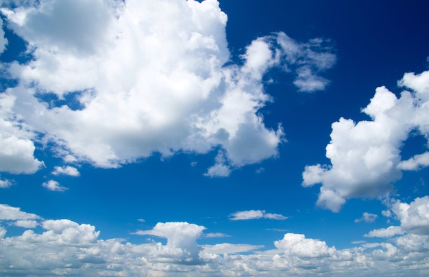 Nuvens no céu azul