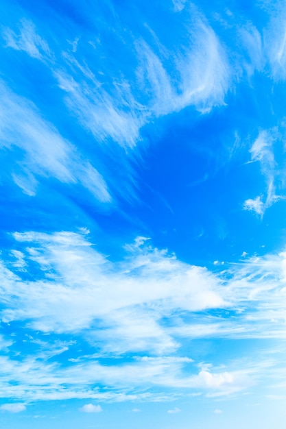 Nuvens no céu azul