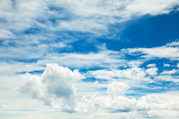 Nuvens no céu azul