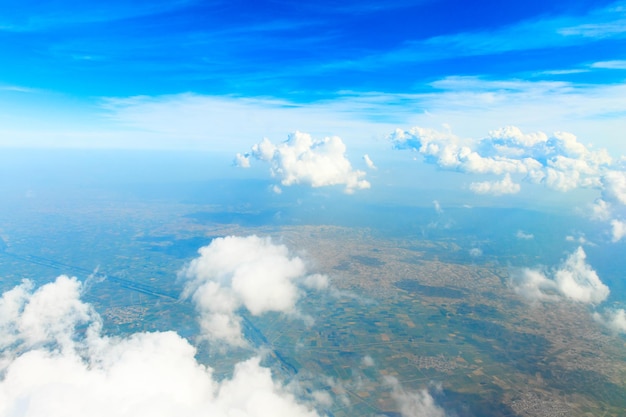 Nuvens no céu azul