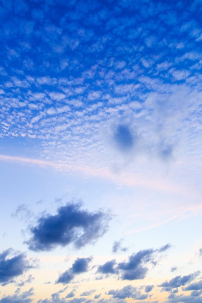 Nuvens no céu azul