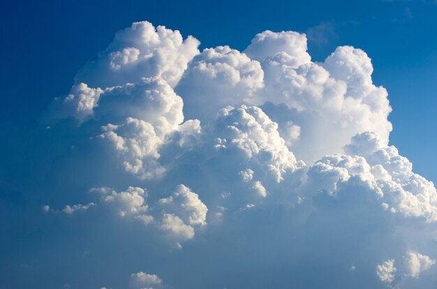 Nuvens no céu azul