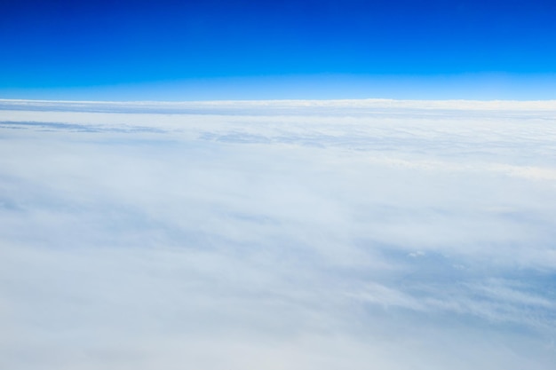 Nuvens no céu azul